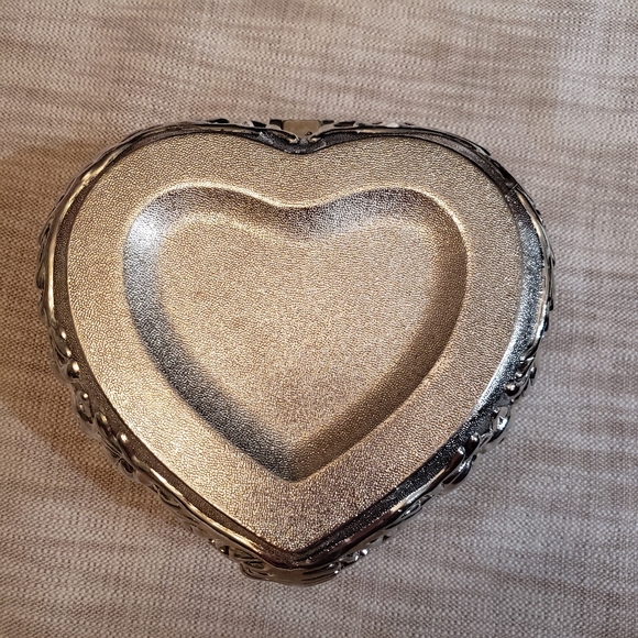 Vintage Metal Heart Shaped Jewelry Box - Picture 7 of 8
